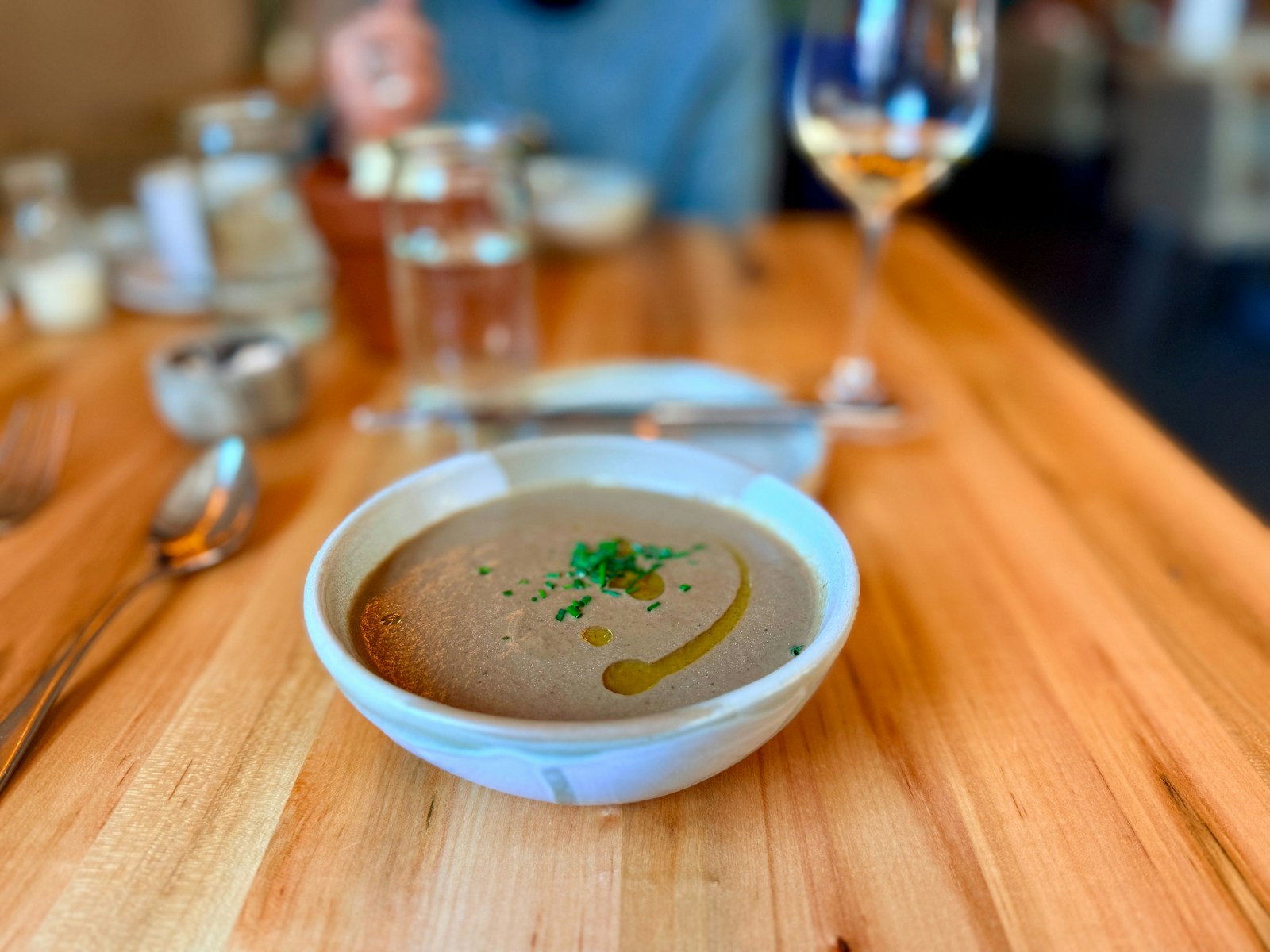 Cuenco de crema de setas con guarnición