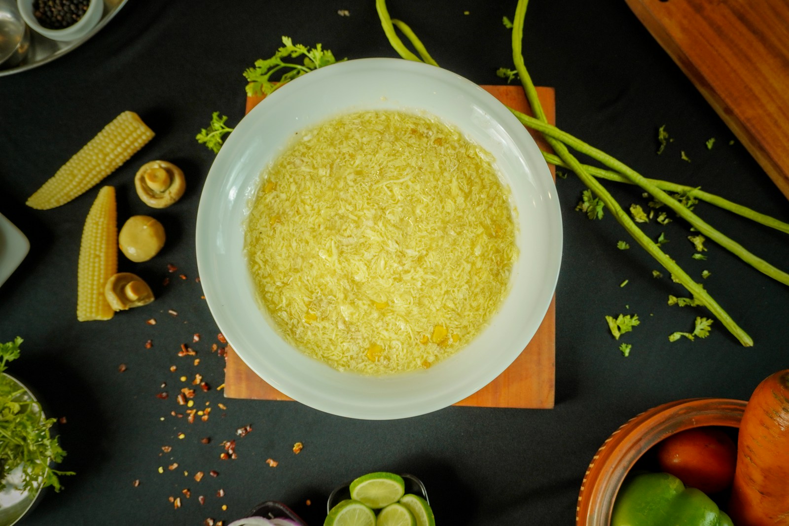 Sopa cremosa de maíz amarillo y verduras en un cuenco
