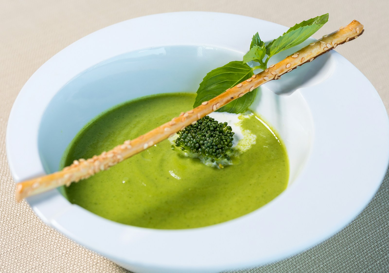 Sopa verde de espinacas y brócoli en un cuenco blanco