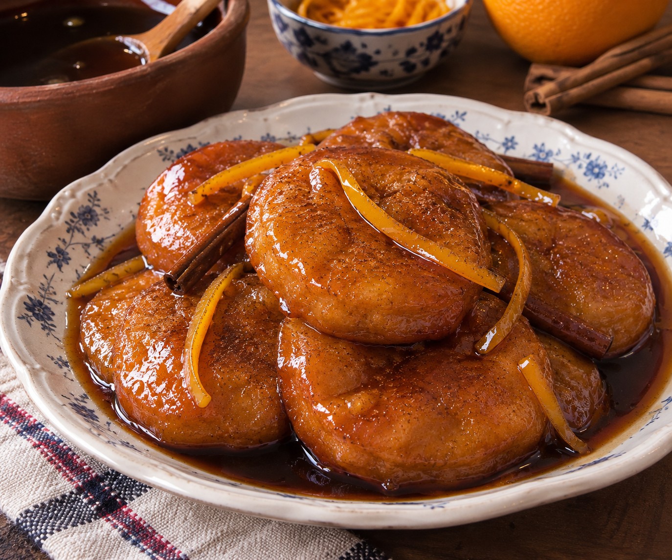 Sopaipillas pasadas chilenas cubiertas con chancaca, naranja y canela